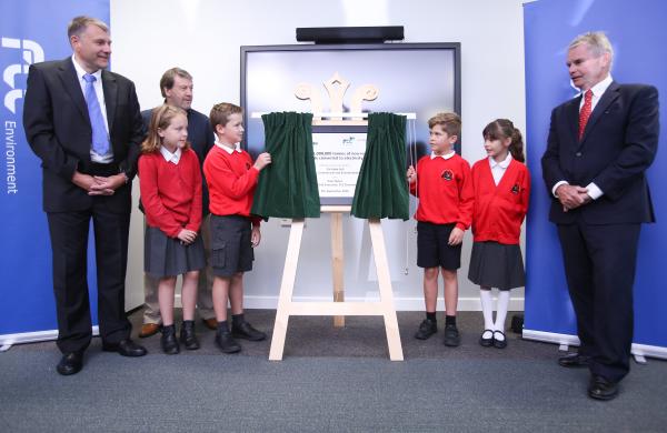 El concejal Eddy Poll y directivos de FCC Environment acompañados de un grupo de niños de la escuela de primaria&nbsp; St. Andrews